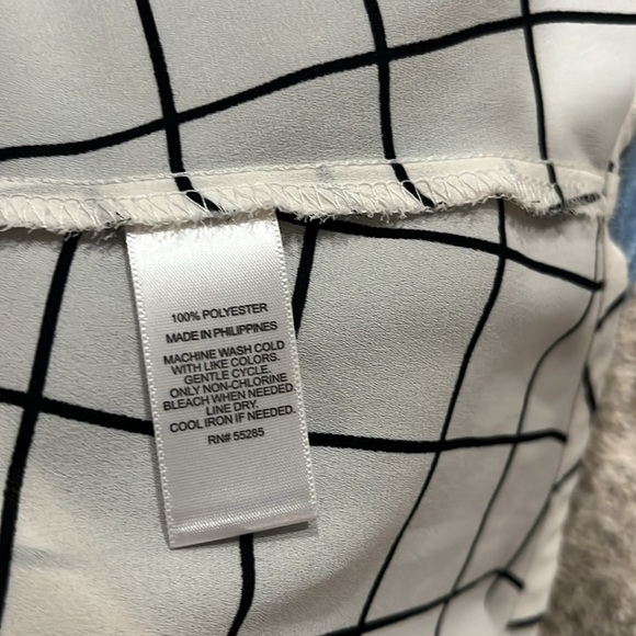 Express long sleeve windowpane blouse - Picture 4 of 6